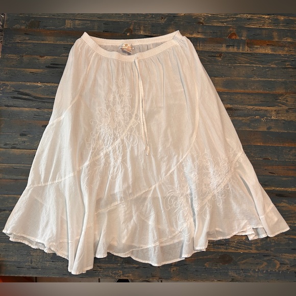 Metro Wear Dresses & Skirts - White Maxi Skirt 1X Plus Size Flowy Beachy Fall Western